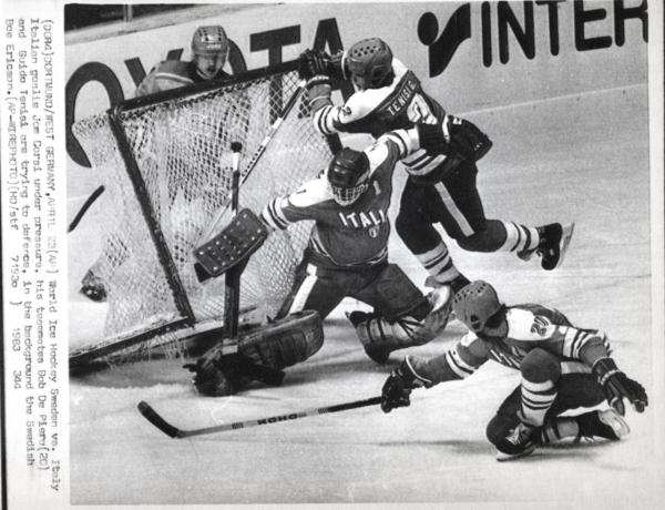 Sport invernali - Hockey su ghiaccio - Dortmund (Germania) - Campionati mondiali di hockey su ghiaccio 1983 - Incontro Svezia-Italia - Jim Corsi, Bob De Piero e Guido Tenisi difendono la porta