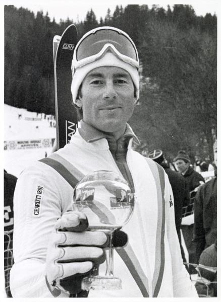 Sport invernali - Sci alpino - Slalom gigante maschile -  Morzine (Francia) - Coppa del mondo di sci alpino 1982 - Ingemar Stenmark mostra la coppa del vincitore - Ritratto