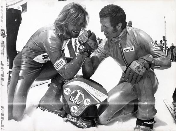 Sport invernali - Sci di velocità - Plateau Rosa-Breuil-Cervinia - Chilometro lanciato 1975 - Pino Meynet (sinistra) fa a braccio di ferro con Alessandro Casse
