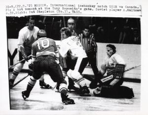 Sport invernali - Hockey su ghiaccio - Mosca (Russia) - Summit Series 1972 - Incontro Unione Sovietica-Canada  - Il portiere Tony Esposito e Pat Stapleton contrastano l'avversario Aleksandr Maltsev