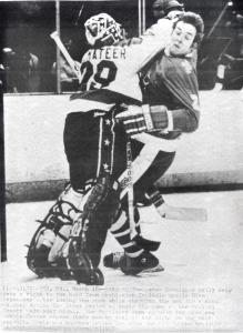 Sport invernali - Hockey su ghiaccio - Landover (Maryland) - Incontro Quebec Nordiques-Washington Capitals - Mike Palmateer colpisce con un pugno Welly Weip