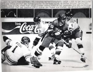 Sport invernali - Hockey su ghiaccio - Dortmund (Germania) - Campionati mondiali di hockey su ghiaccio 1983 - Incontro Unione Sovietica- Germania Est - Una azione del gioco con Rene Bielke, Andrej Komutow , Klaus Schroder e Joachim Lempio