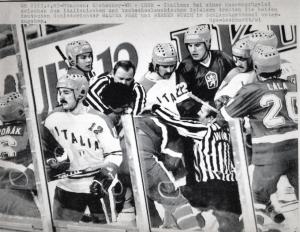 Sport invernali - Hockey su ghiaccio - Monaco di Baviera (Germania) - Campionati mondiali di hockey su ghiaccio 1983 - Incontro Italia-Cecoslovacchia - Gli arbitri Walter Frey e Werner Wurth cercano di separare i giocatori
