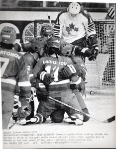 Sport invernali - Hockey su ghiaccio - Monaco di Baviera (Germania) - Campionati mondiali di hockey su ghiaccio 1983 - Incontro Unione Sovietica-Canada - I giocatori sovietici si abbracciano dopo aver segnato un gol