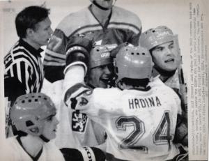 Sport invernali - Hockey su ghiaccio - Monaco di Baviera (Germania) - Campionati mondiali di hockey su ghiaccio 1983 - Incontro Cecoslovacchia-Svezia - Jiri Hrdina e Dusan Pasek si abbracciano dopo aver segnato un gol