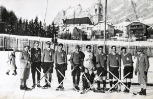 Sport invernali - Hockey su ghiaccio - Cortina d'Ampezzo - La squadra del Cortina - Ritratto di gruppo - Sullo sfondo la basilica dei Santi Filippo e Giacomo