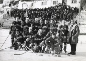 Sport invernali - Hockey su ghiaccio - La squadra dell'Alleghe-Sanson - Ritratto di gruppo  - Folla