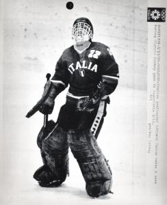 Sport invernali - Hockey su ghiaccio- Sarajevo (Bosnia-Erzegovina) - Giochi della XIV Olimpiade invernale 1984 - Incontro Italia-Jugoslavia - Il portiere italiano Adriano Tancon