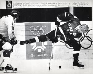 Sport invernali - Hockey su ghiaccio - Sarajevo (Bosnia-Erzegovina) - Giochi della XIV Olimpiade invernale 1984 - Incontro Germania Ovest-Italia - Fabrizio Kasslatter allontana il dischetto da Erich Kuehnackl