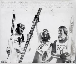 Sport invernali - Sci alpino - Slalom gigante maschile - Val d'Isère (Francia) - Coppa del mondo di sci alpino 1977 - Piero Gros accanto al vincitore Heini Hemmi e Phil Mahre al termine della gara