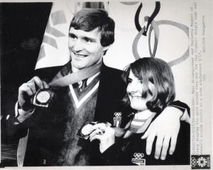 Sport invernali - Sarajevo (Bosnia Erzegovina) - Giochi della XIV Olimpiade invernale 1984 - Paola Magoni e Paul Hildegartner mostrano le medaglie conquistate nello slalom speciale e nello slittino singolo