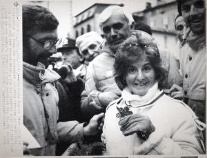 Sport invernali - Sci alpino - Slalom speciale femminile - Bormio - Campionati mondiali di sci alpino 1985 - Paola Magoni, circondata dai tifosi, mostra la medaglia di bronzo