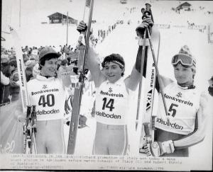 Sport invernali - Sci alpino - Slalom gigante maschile - Adelboden (Svizzera) - Coppa del mondo di sci alpino 1986 - Il vincitore Richard Pramotton festeggia con Marco Tonazzi (sinistra) e Hubert Strolz