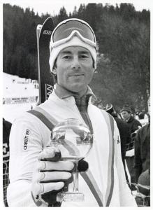 Sport invernali - Sci alpino - Slalom gigante maschile -  Morzine (Francia) - Coppa del mondo di sci alpino 1982 - Ingemar Stenmark mostra la coppa del vincitore - Ritratto