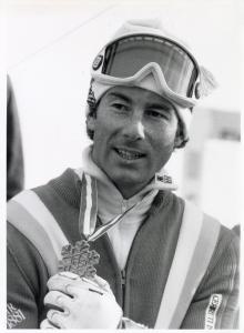 Sport invernali - Sci alpino - Slalom speciale maschile - Schladming (Austria) - Campionati mondiali di sci alpino 1982 - Ingemar Stenmark mostra la medaglia d'oro conquistata - Ritratto