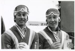 Sport invernali - Sci alpino - Slalom speciale maschile - Schladming (Austria) - Campionati mondiali di sci alpino 1982 - Ingemar Stenmark e Bendgt Fjaellberg mostrano le medaglie conquistate - Ritratto