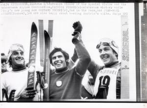 Sport invernali - Sci alpino - Slalom speciale maschile - Kitzbuehel (Austria) - Coppa del mondo di sci alpino 1970 - Gustavo Thoeni festeggia la vittoria di Patrick Russel con Jean Noel Augert