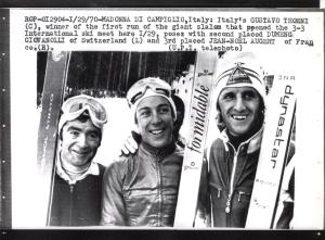 Sport invernali - Sci alpino - Slalom gigante maschile - Madonna di Campiglio - Coppa del mondo di sci alpino 1970 - Gustavo Thoeni festeggia la vittoria con Dumeng Giovanoli (sinistra) con Jean Noel Augert