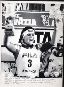 Sport invernali - Sci alpino - Slalom gigante maschile - Alta Badia - Coppa del mondo di sci alpino 1988 - Alberto Tomba solleva le coppe dopo la vittoria