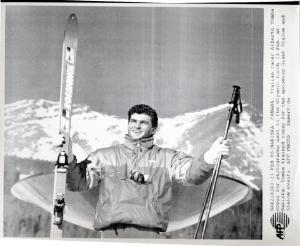 Sport invernali - Sci alpino - Monte Allan-Nakiska (Canada) - Giochi della XV Olimpiade invernale 1988 - Alberto Tomba in posa accanto al braciere olimpico
