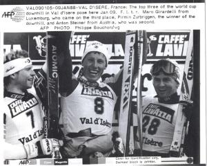 Sport invernali - Sci alpino - Discesa libera maschile - Val d'Isère (Francia) - Coppa del mondo di sci alpino 1988 - Il vincitore Pirmin Zurbriggen esulta con Marc Girardelli (sinistra) e Anton Steiner
