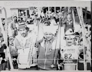Sport invernali - Sci di fondo maschile - Seefeld (Austria) - Campionati mondiali di sci nordico 1985 - Gara 15 km - Maurilio De Zolt (sinistra) festeggia il terzo posto con il vincitore Kari Harkonen e Thomas Wassberg