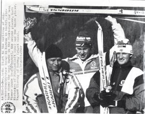 Sport invernali - Sci di fondo maschile - Ramsau am Dachstein (Austria) - Coppa del mondo di sci di fondo 1987 - Gara 15 km - Gunde Svan festeggia la vittoria con Kari Ristanen (sinsitra) e Vegard Ulavang
