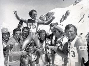 Sport invernali - Sci di velocità - Plateau Rosa-Breuil-Cervinia - Chilometro lanciato 1974 - Pietro Albertelli portato in trionfo