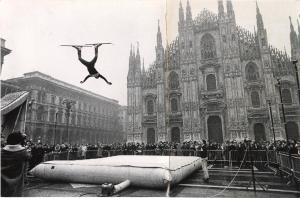 Sport invernali - Sci acrobatico - Milano - Piazza del Duomo - Dimostrazione di freestyle - Folla
