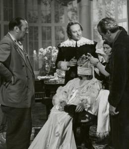 Sul set del film "La fanciulla di Portici" - Regia Bonnard, Mario, 1940 - Giudutta Rissone siede al centro con il viso fasciato. Intorno a lei: il regista Mario Bonnard, il produttore Ferruccio Biancini e altri due attori non identificati.







