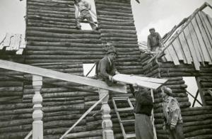 Sul set del film "La figlia del capitano" - Camerini, Mario, 1947 - Alcuni operatori non identificati intenti a costruire un edificio in legno.
