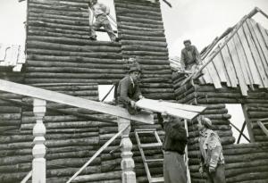 Sul set del film "La figlia del capitano" - Camerini, Mario, 1947 - Alcuni operatori non identificati intenti a costruire un edificio in legno.
