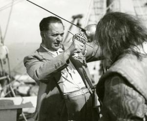 Sul set del film "La figlia del corsaro verde" - Guazzoni, Enrico, 1940 - A sinistra, il regista Enrico Guazzoni recita la scena di un duello con un attore non identificato, a destra, girato di spalle.
