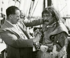 Sul set del film "La figlia del corsaro verde" - Guazzoni, Enrico, 1940 - Il regista Guazzoni, a sinistra, simula la scena di un duello puntando una spada contro Pilotto che si difende e brandisce un pugnale nella mano sinistra.