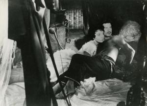 Scena del film "La figlia di Mata Hari" - Merusi, Renzo, 1954 - Semidistesi su un letto: Erno Crisa si regge con un braccio, e Ludmilla Tcherina appoggia la mano destra sul suo torace. Entrambi guardano verso destra.
