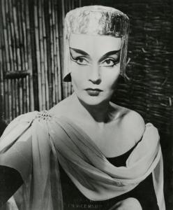 Scena del film "La figlia di Mata Hari" - Merusi, Renzo, 1954 - Primo piano di un'attrice non identificata, con trucco e abiti di scena, che rivolge lo sguardo verso sinistra.
