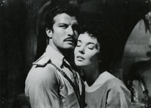 Scena del film "La figlia di Mata Hari" - Merusi, Renzo, 1954 - Mezze figure di Ludmilla Tcherina, a destra a occhi chiusi, e Erno Crisa, a sinistra con lo sguardo rivolto verso sinistra, mentre si abbracciano guancia a guancia.
