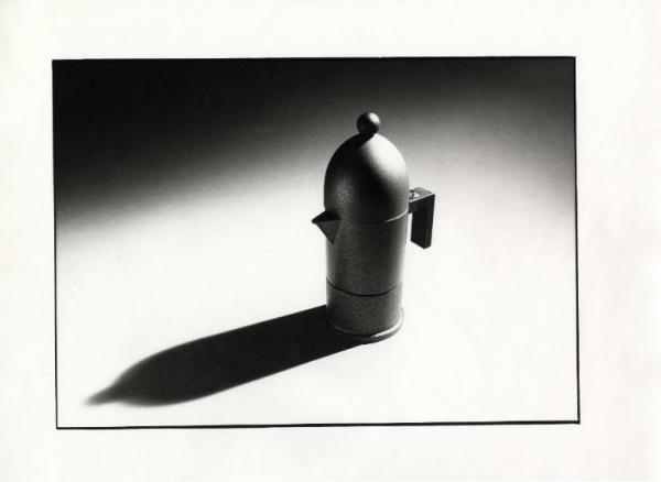 Attività didattica - Esercitazioni: still life - Oggetti - Caffettiera - La Cupola - Designer Aldo Rossi - 1988 - Alessi