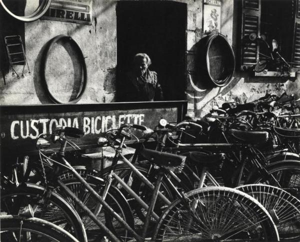 Attività didattica - Esercitazioni: reportage - Milano - Deposito biciclette - Esterni - Ingresso - Copertoni - Insegne - Insegna Custodia biciclette - Donna anziana