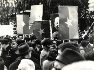 Attività didattica - Esercitazioni: reportage - Milano - Manifestazione contro la guerra in Vietnam - Corteo di manifestanti - Bandiere del Governo rivoluzionario provvisorio Vietnam del Sud - Manifesti di Mao Tze Tung