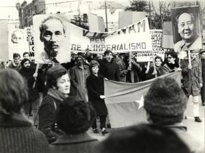 Attività didattica - Esercitazioni: reportage - Milano - Manifestazione contro la guerra in Vietnam - Corteo - Ragazzi - Striscioni di protesta - Manifesti di Ho Chi Minh e Mao Tse Tung - Bandiere