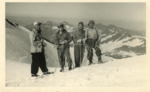 Gruppo di quattro escursionisti in montagna