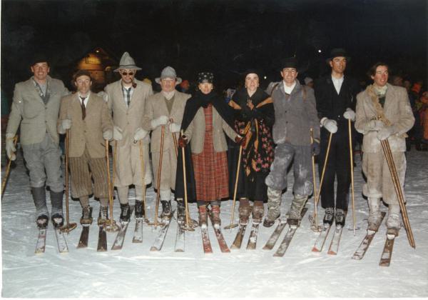Gruppo di persone sugli sci con vecchi abiti
