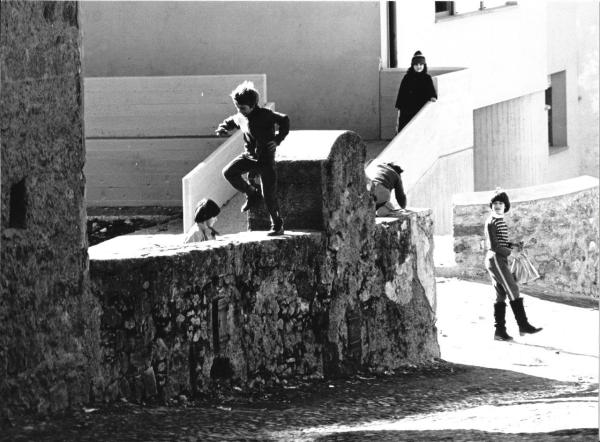 Bambini che giocano alla fontana delle scuole