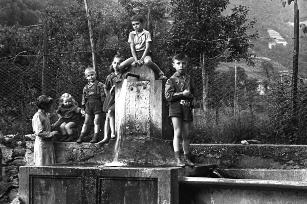 Bambini alla fontana del Rumbel
