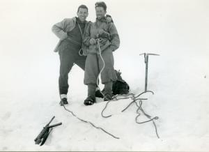 Alpinisti in vetta a una montagna