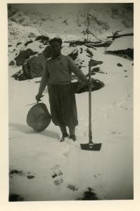 Guerrino Antonioli con vanga e secchio sulla neve