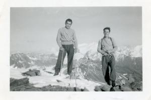 Due uomini in vetta al Monte Confinale