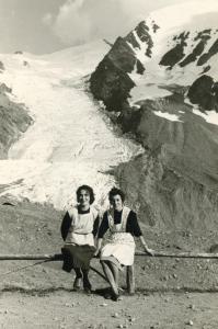 Giovani donne in posa davanti al ghiacciaio dei Forni