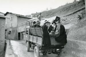 Cantori del Giro della Stella di Madonna dei Monti trasportati su un trattore